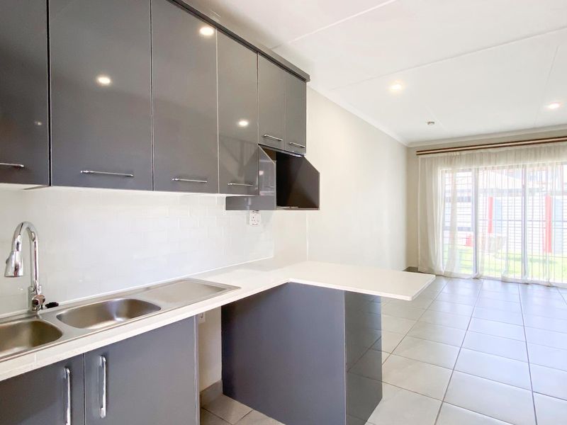 A Modern 3 Bedroom Double-Storey Family Home in Leopard’s Rest - Photo 9