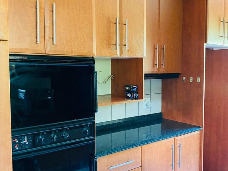 "Discover Your Dream Home in Berea West, Westville!" 2. "Luxurious Family Living Awaits in Westville!" 3. "Berea West Beauty: Spacious Family Home for Sale!" - Photo 2