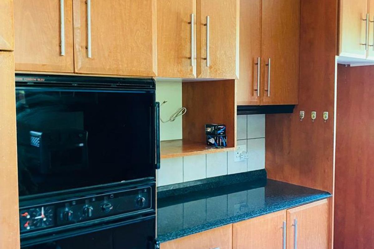 "Discover Your Dream Home in Berea West, Westville!" 2. "Luxurious Family Living Awaits in Westville!" 3. "Berea West Beauty: Spacious Family Home for Sale!" - Photo 2