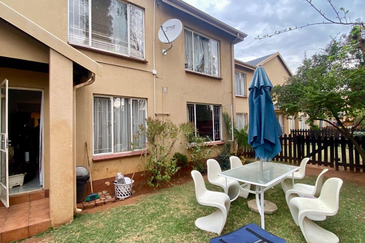 Ground Floor Living: 2-Bedroom Unit - Photo 5