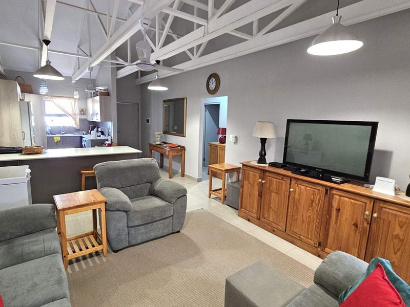 Elegant 2 Bedroom Retirement Home in Hartbeespoort - Photo 6