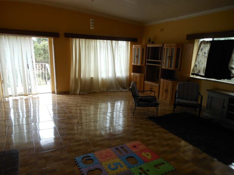 Upstairs 3 bedroom unit - Photo 5
