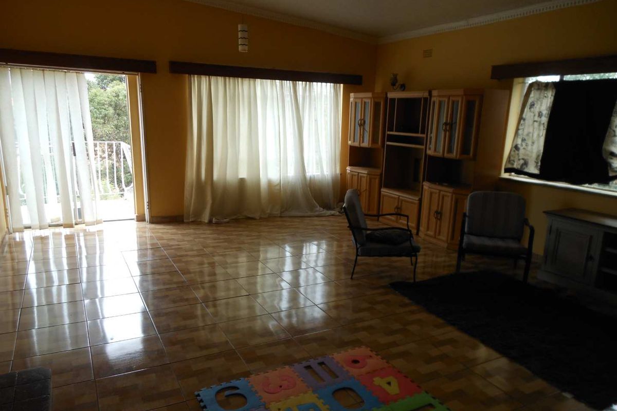 Upstairs 3 bedroom unit - Photo 5