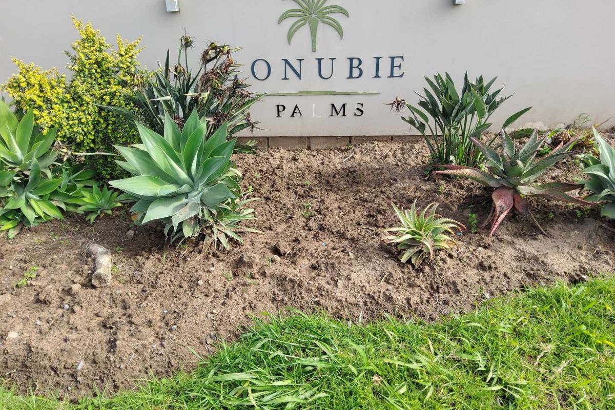 **Modern  3-Bedroom  with BIC, for family or investment for holiday Townhouse in Secure Gonubie Palms Community** - Photo 3