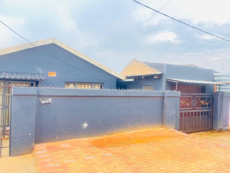 2 Bedroom Home with 4 outside Rooms - Photo 3