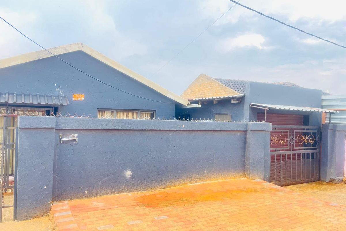 2 Bedroom Home with 4 outside Rooms - Photo 3