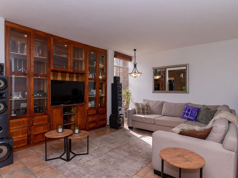Move-In Ready Spacious 3-Bedroom Townhouse in a Pet-Friendly Complex - Photo 6