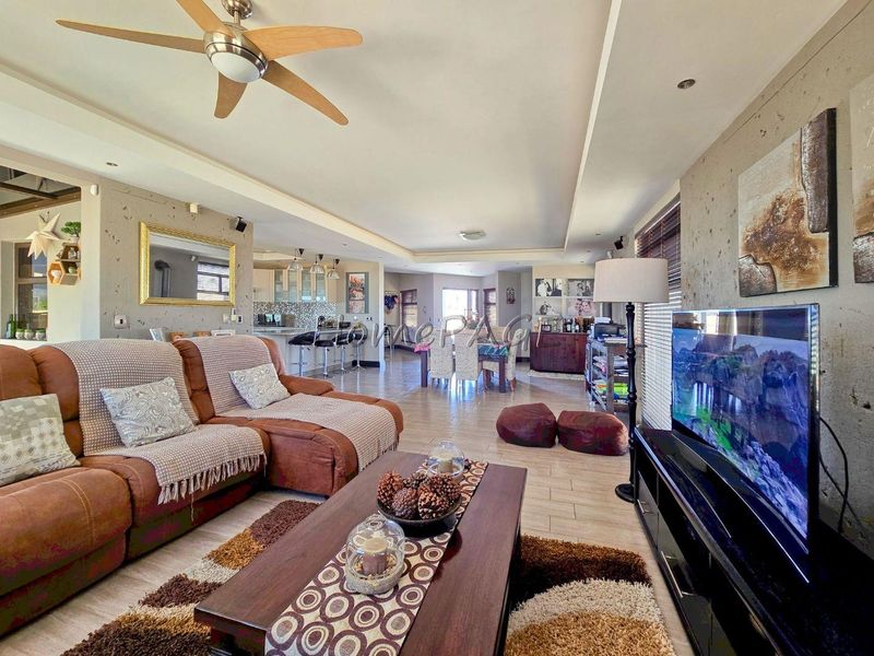 Afrodite Beach, Walvis Bay:  Upmarket 5 Bedr Multi-level home is for Sale - Photo 9