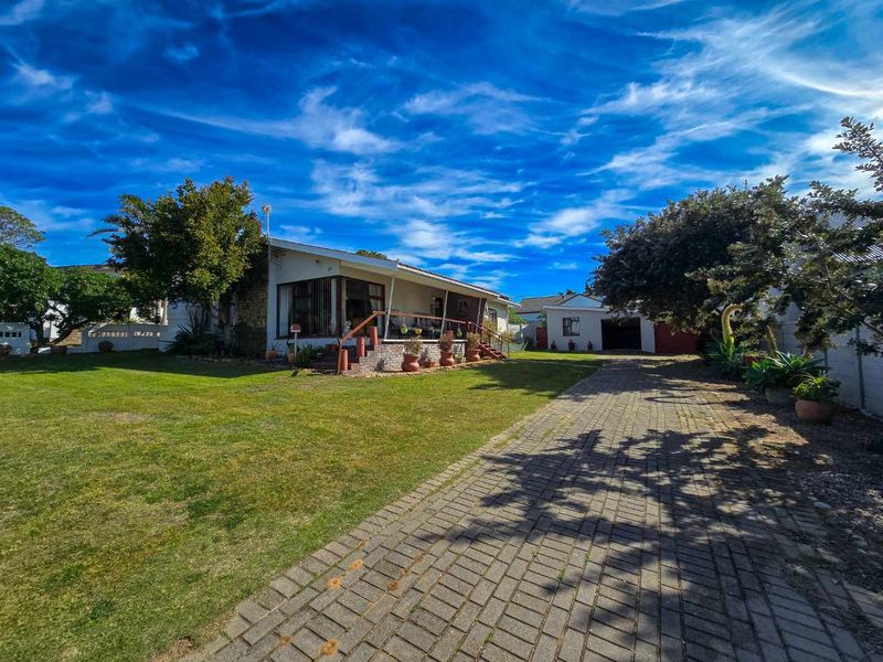 Family home for sale in Stilbaai-Wes. - Photo 2