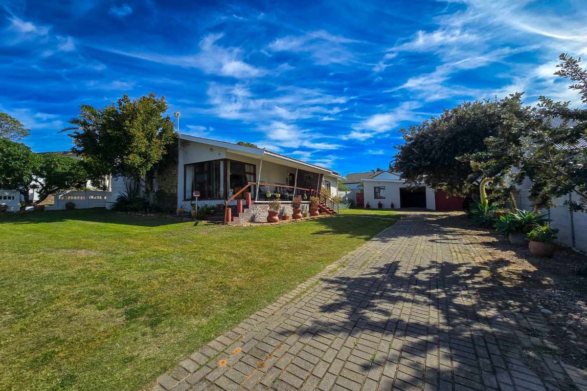 Family home for sale in Stilbaai-Wes. - Photo 2