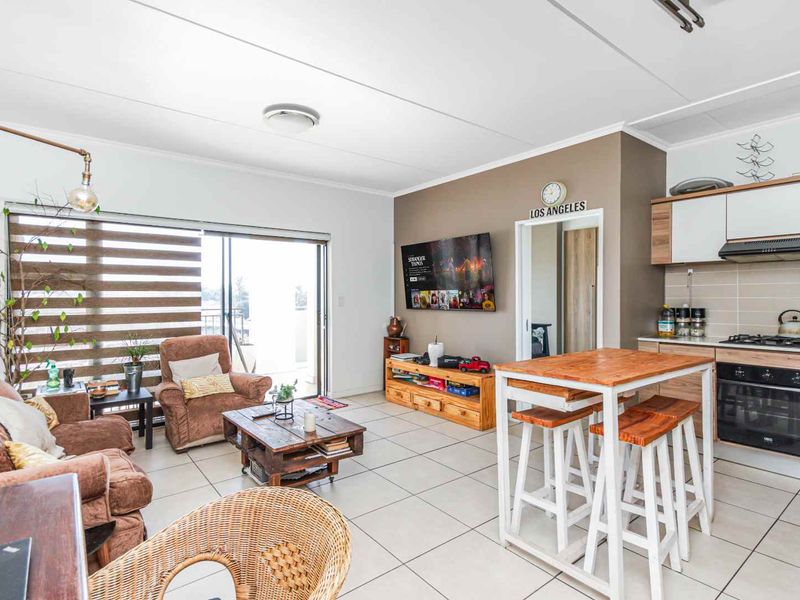 Modern, well maintained apartment with luxurious finishes. - Photo 8