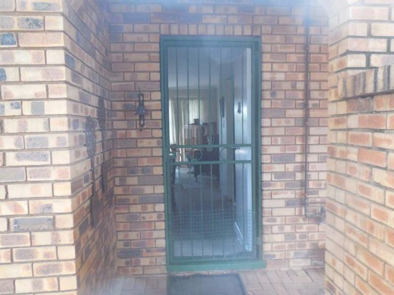 3 bedroom townhouse - Photo 2