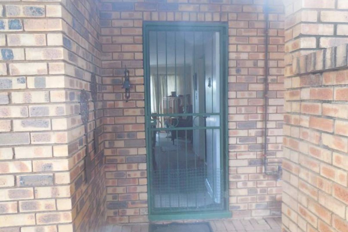 3 bedroom townhouse - Photo 2