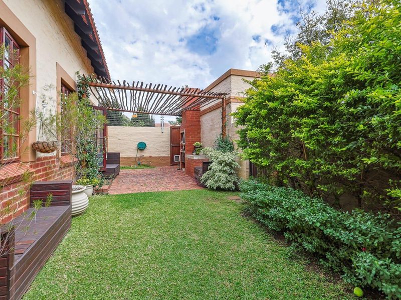 Elegant Double-Volume Family Home in a Secure Lifestyle Estate - Photo 5