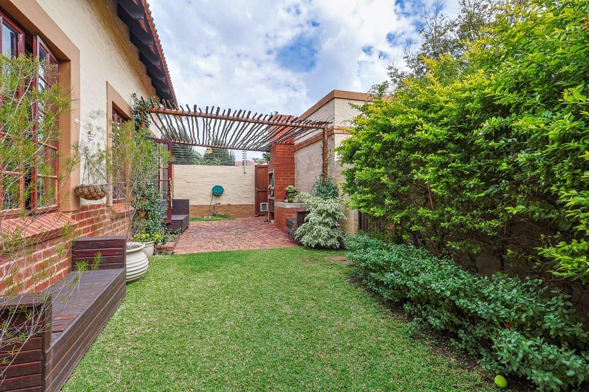 Elegant Double-Volume Family Home in a Secure Lifestyle Estate - Photo 5