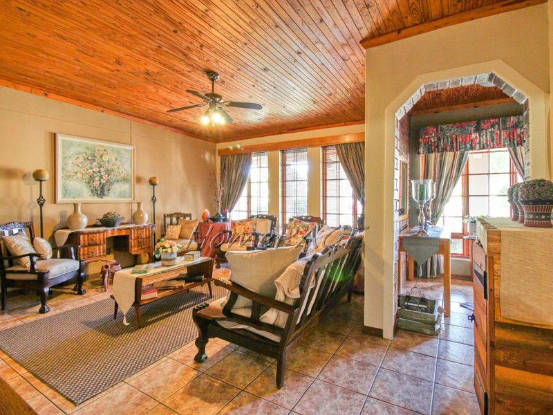 Otjiwarongo:  Beautiful and pristine 3- bedroom house with a beautiful well-kept garden and a detached 2- bedroom flat - Photo 7