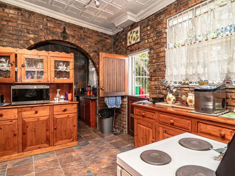 Elegant Home with Income-Generating Flats! - Photo 8