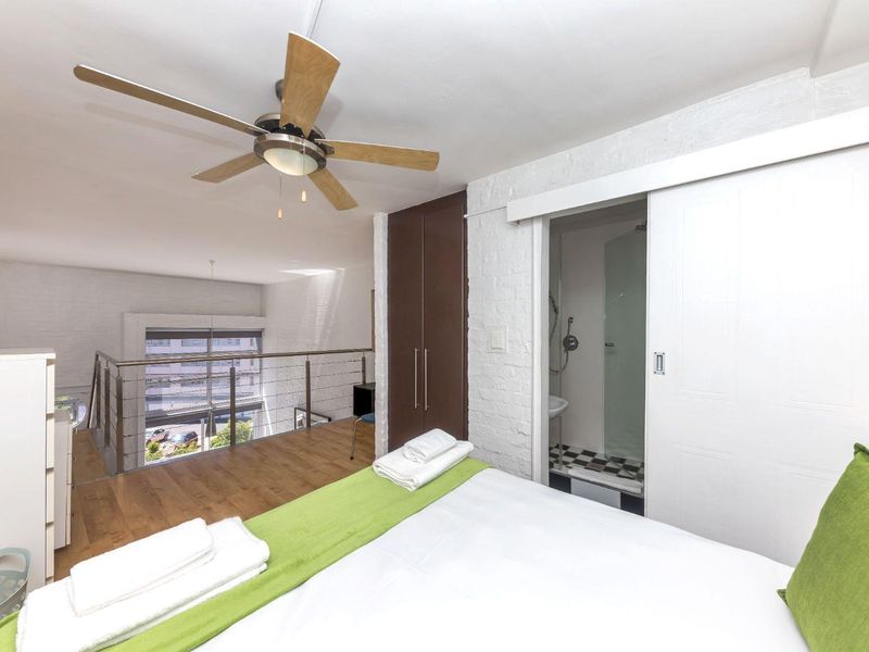 Sunny, Airbnb-Friendly Double-Volume Loft with Undercover Parking - Photo 7