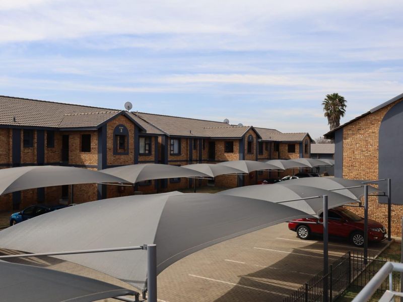 Two Bedroom Townhouse in Albermale - Photo 2