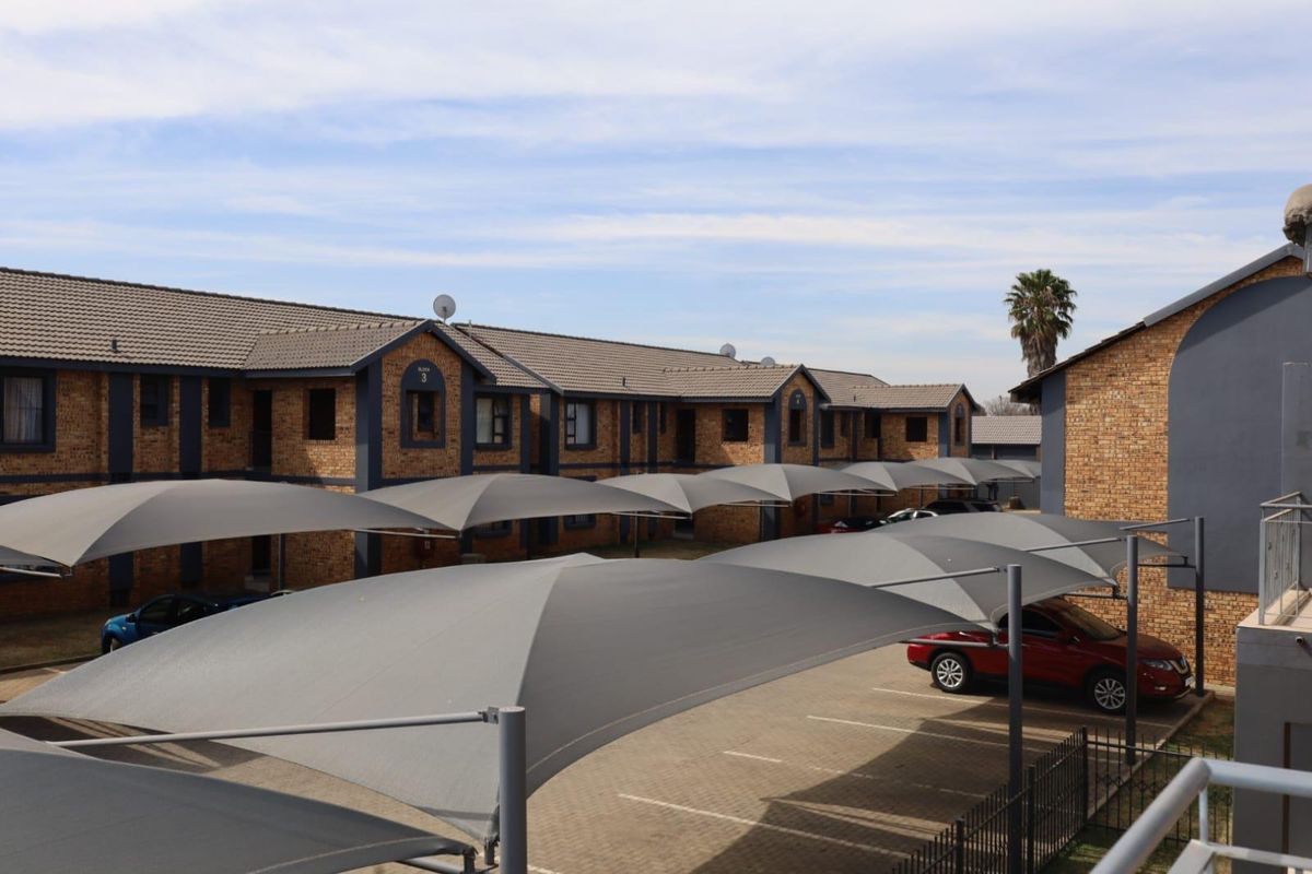 Two Bedroom Townhouse in Albermale - Photo 2