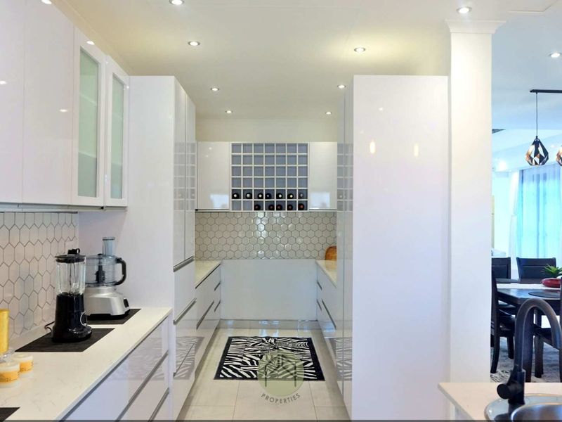 5 Bedroom Double-Storey House For Sale in Mile 4, Ext. 1, Swakopmund - Photo 10