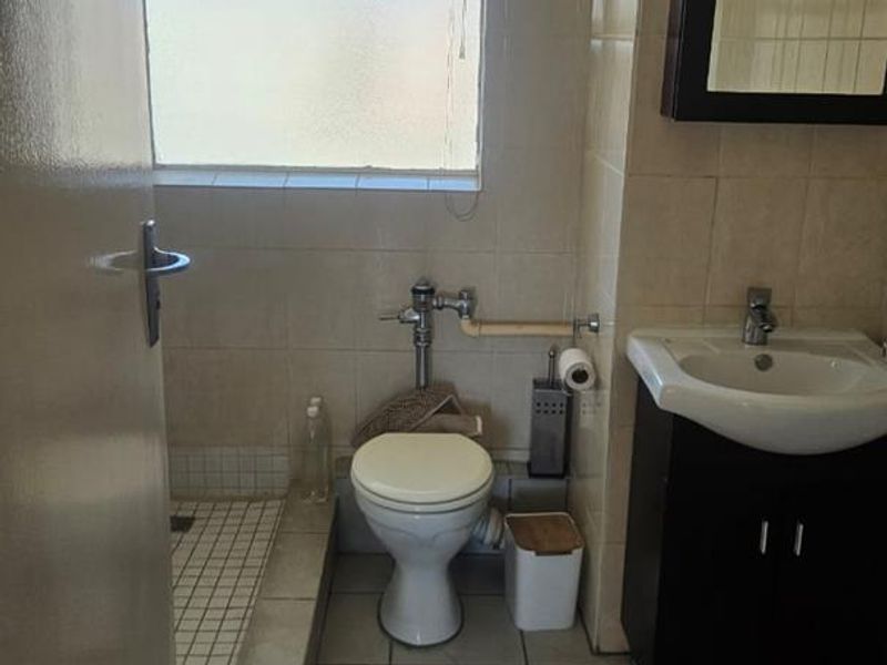 Spacious 2-Bedroom Flat in the Heart of Johannesburg CBD - Photo 9