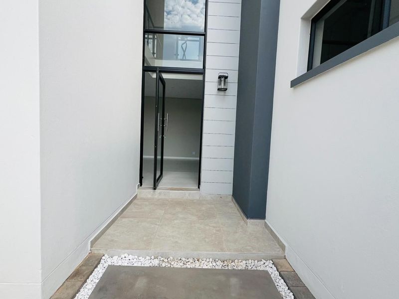 Modern 4 Bedroom Luxury Home in FountainBrook for Sale - Photo 7