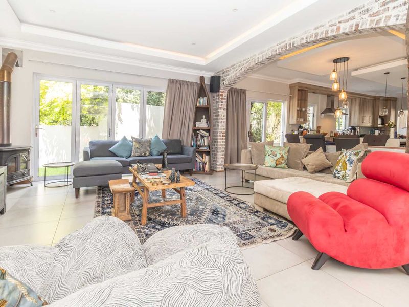 Elegant 4 Bedroom Family Home to Rent in Helderfontein Eco Estate - Photo 9