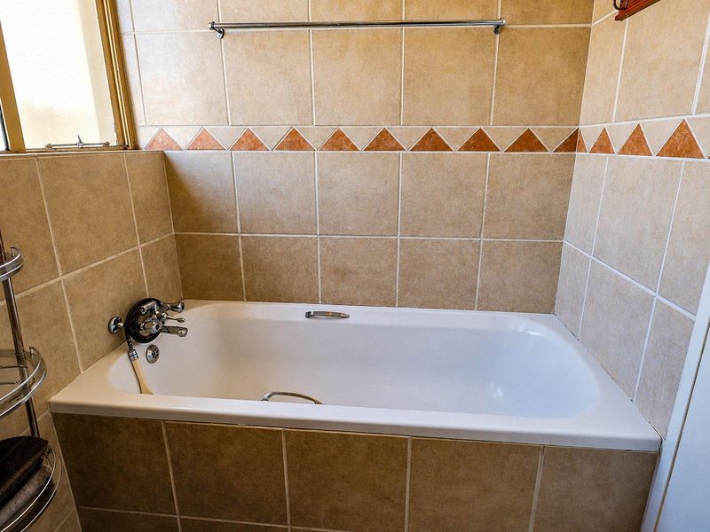 2 Bedroom 2 bathroom apartment - Photo 9