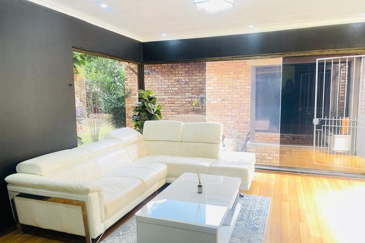 Warm Spacious Family Home!!! - Photo 2