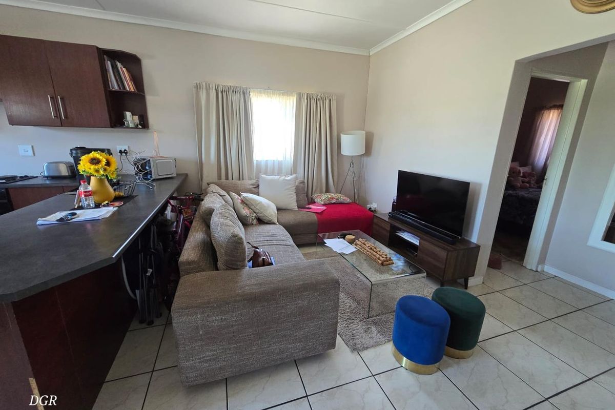 Charming 2-Bedroom Townhouse in Sought-After Diamant Park - Photo 5