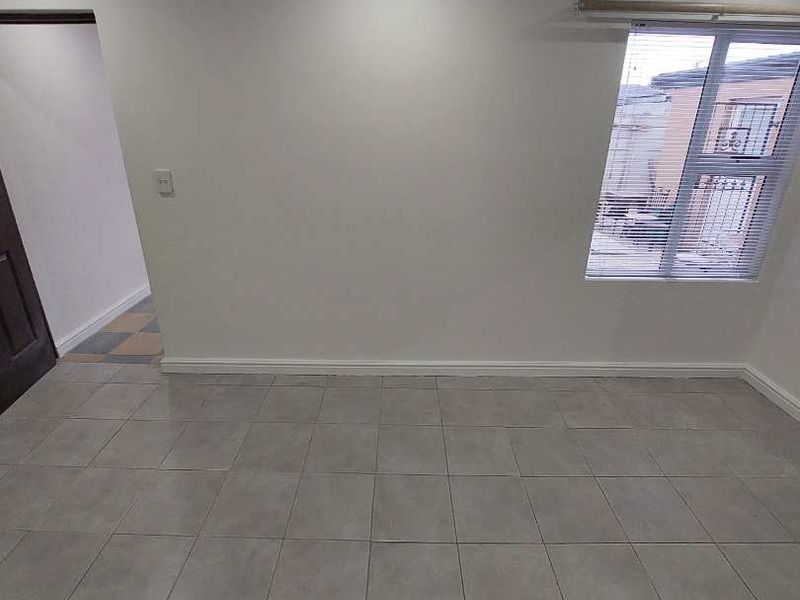 Spacious 1-Bedroom Separate Entrance for Rent in Sunnyside, Athlone - Photo 8