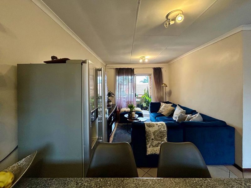 Stunning 2-Bedroom Apartment with Private Balcony in Stone Ridge - Photo 2