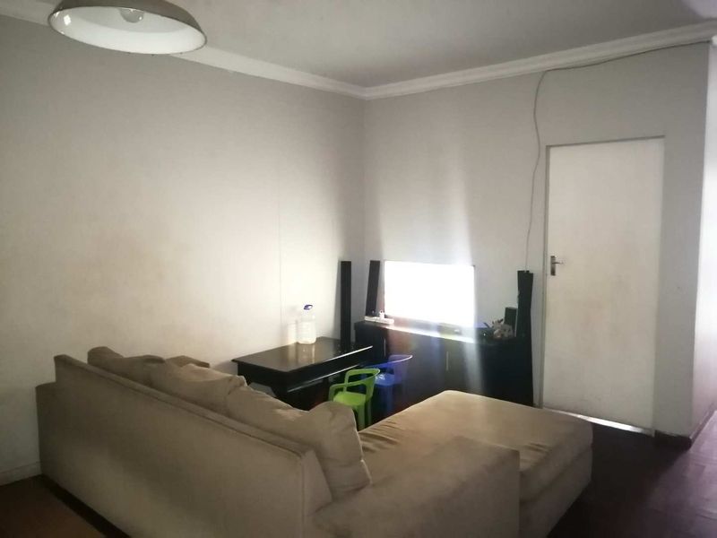 Prime Location, Prime Investment: Sunnyside 2.5BR Apartment - Photo 3