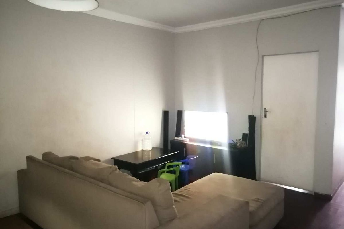 Prime Location, Prime Investment: Sunnyside 2.5BR Apartment - Photo 3