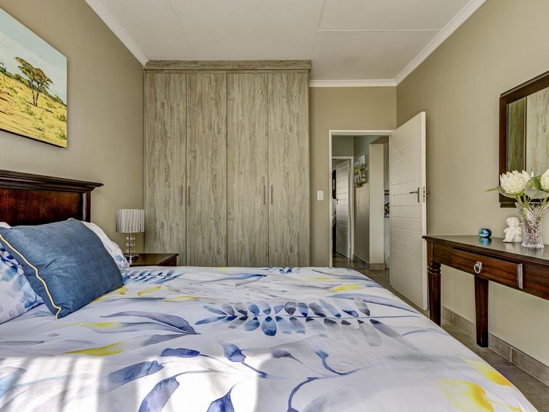 SUNNY, SECURE AND SPOTLESS UPSTAIRS UNIT - Photo 10