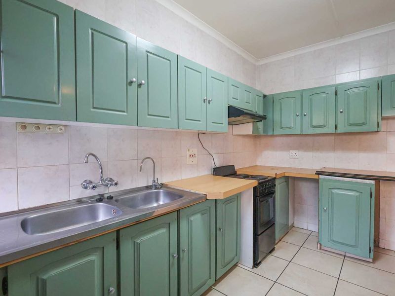 Spacious 3 Bedroom Facebrick Simplex With Entertainment Area & Splash Pool - Photo 10