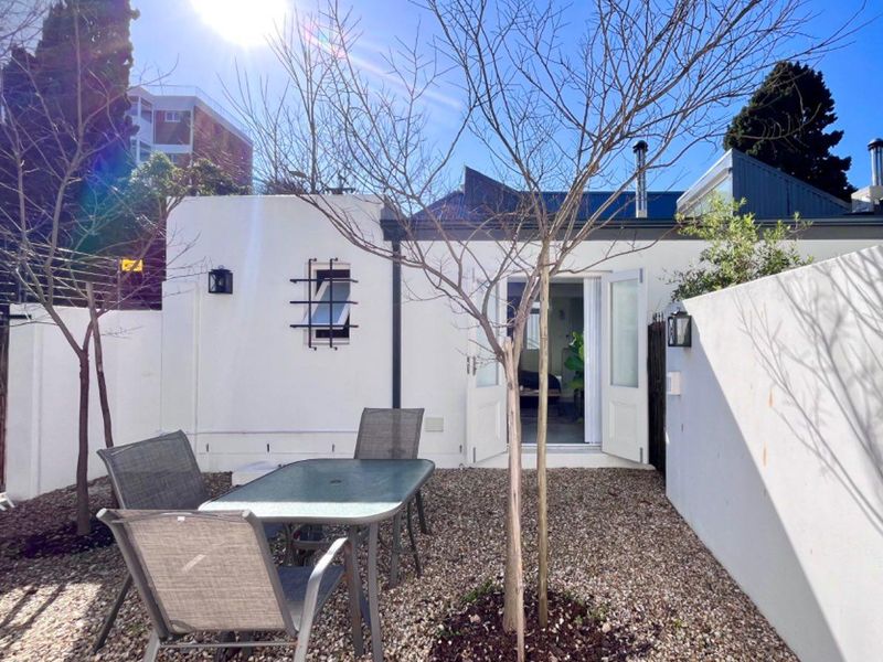 Renovated one bedroom house with garden - Photo 10