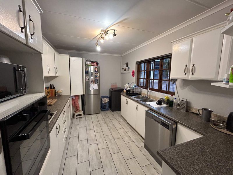 Charming 3-Bed Home: Comfort & Convenience Await! - Photo 5