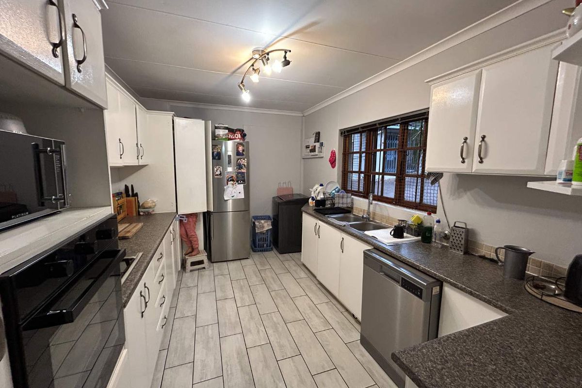 Charming 3-Bed Home: Comfort & Convenience Await! - Photo 5