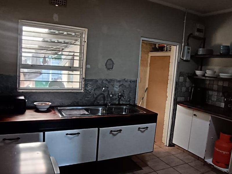 Prime location in Silvertown. - Photo 10