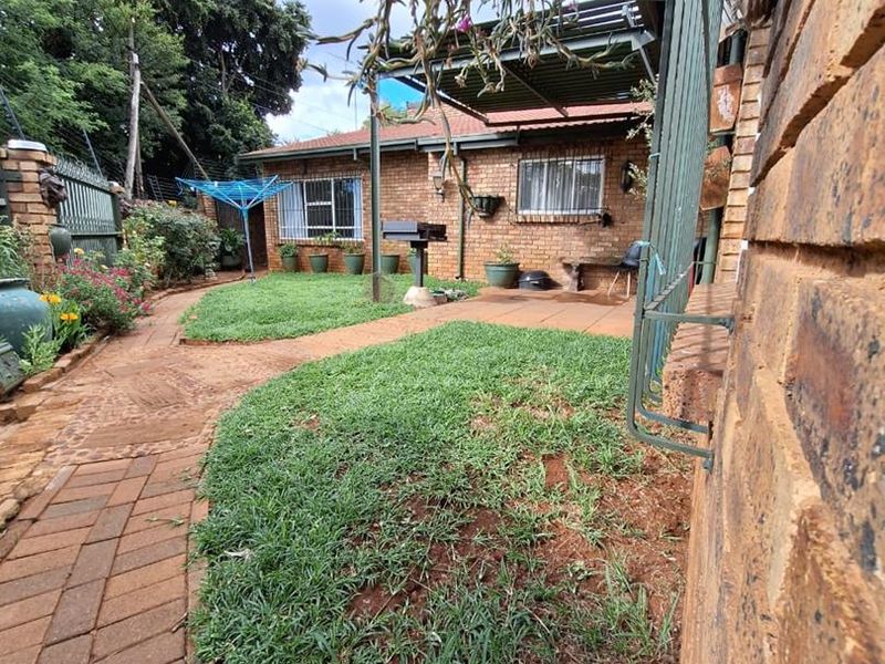 Cosy 3-bedroom house in secure estate in Faerie Glen - Photo 1