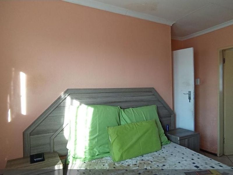 3 Bedroom.House In Clayville - Photo 10