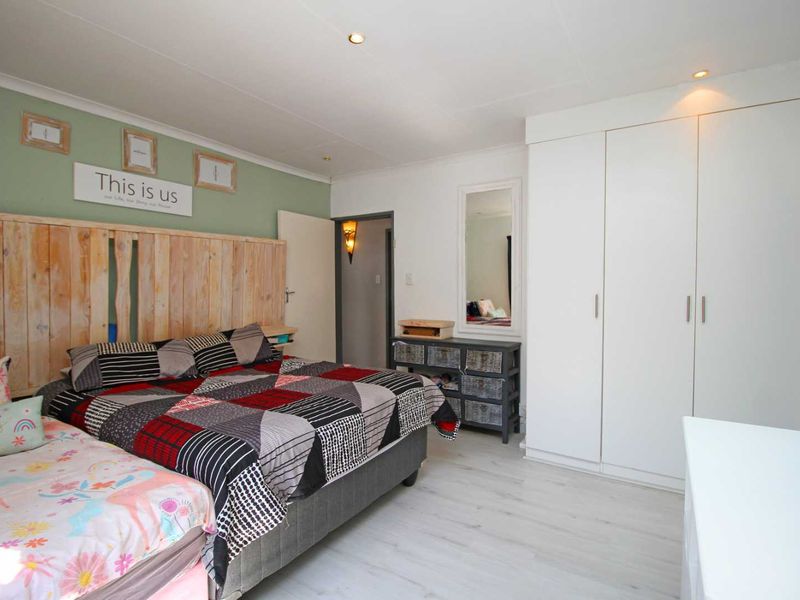 4-Bedroom Family Home with Pool and Entertainment Area - Photo 3