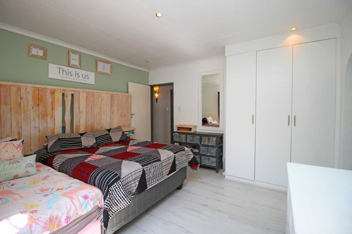 4-Bedroom Family Home with Pool and Entertainment Area - Photo 3