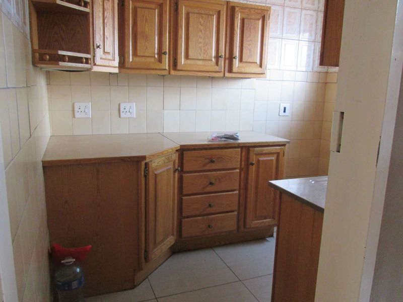 A BEAUTIFUL , NEAT AND CLEAN [2] TWO BEDROOMS APARTMENT FOR SALE IN PRETORIA WEST [ BARGAIN ] - Photo 7