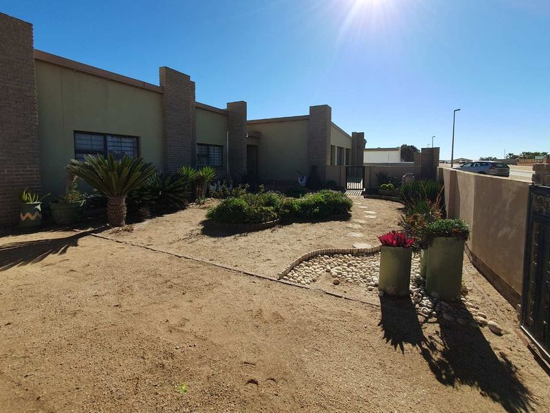 Situated walking distance from the Woermann Brock Supermarket. - Photo 2