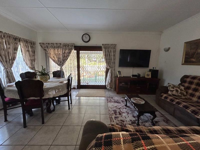 Comfort & Convenience: Large 5-Bedroom Home with Cottage - Photo 6