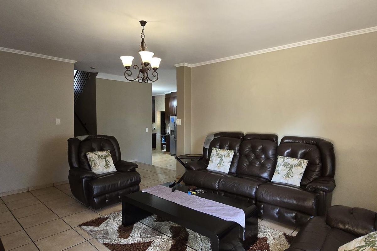 4 Bedroom House for Sale in Rooihuiskraal North - Photo 4