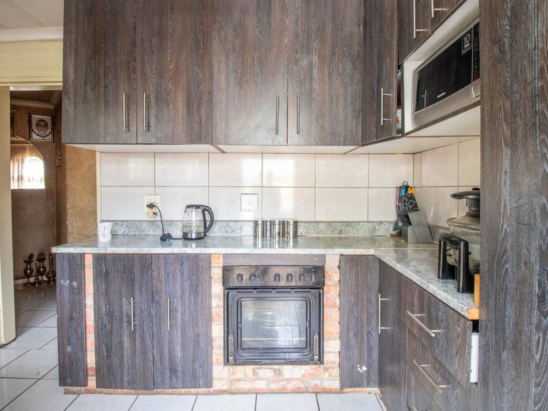 Fix-Me-Up 3 Bedroom house with pool For Sale - Photo 8